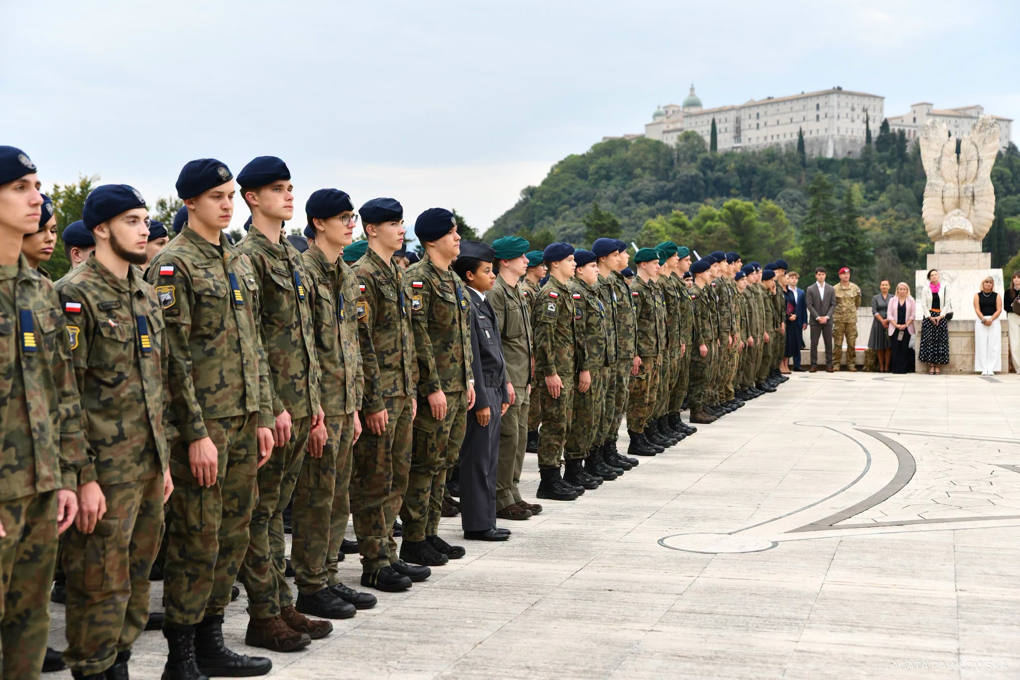 Młodzież w szyku na Polskim Cmentarzu Wojennym z klasztorem Monte Cassino w tle