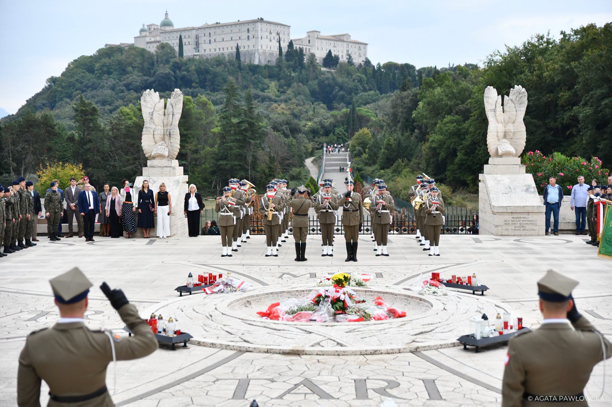 Asysta honorowa i orkiestra wojskowa na Polskim Cmentarzu Wojennym